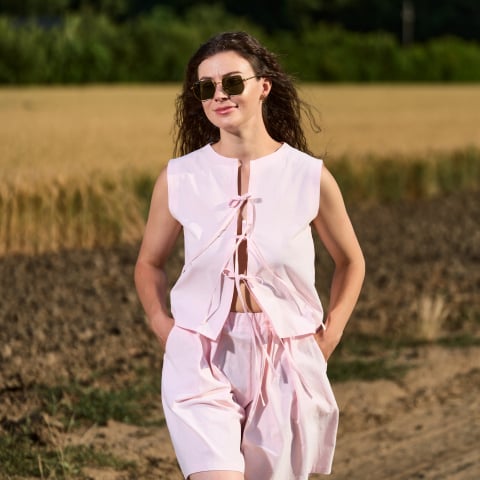 Set dama din bumbac roz pal cu top cu funde functionale in fata si pantaloni scurti cu buzunare si elastic [1]