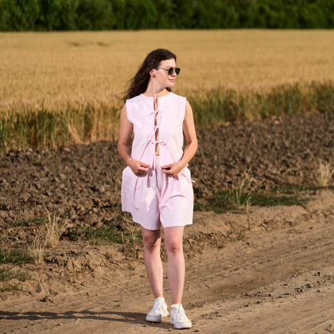 Outfit complet - Set dama din bumbac roz pal cu top cu funde functionale in fata si pantaloni scurti cu buzunare si elastic