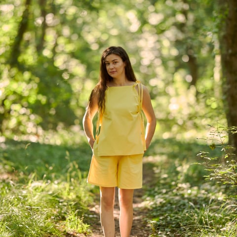Outfit complet - Set pantaloni scurți lejeri si top cu snururi
