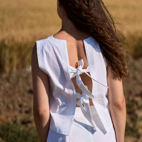 Topuri delicate - Top dama alb, cu doua fundite reglabile la spate si croiala lejera