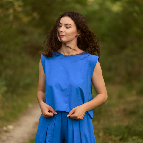 Topuri delicate - Top albastru din bumbac cu fundițe reglabile la spate