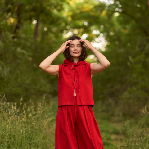 Topuri delicate - Top roșu din bumbac cu fundițe reglabile la spate