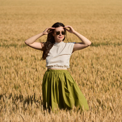 Topuri delicate - Top lejer din bumbac, culoare natur, cu elastic în talie – ideal pentru ținute casual și de vară