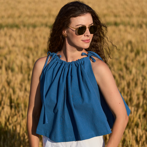 Topuri delicate - Top vaporos albastru petrol, din bumbac, cu snur in partea superioara – ideal pentru vara