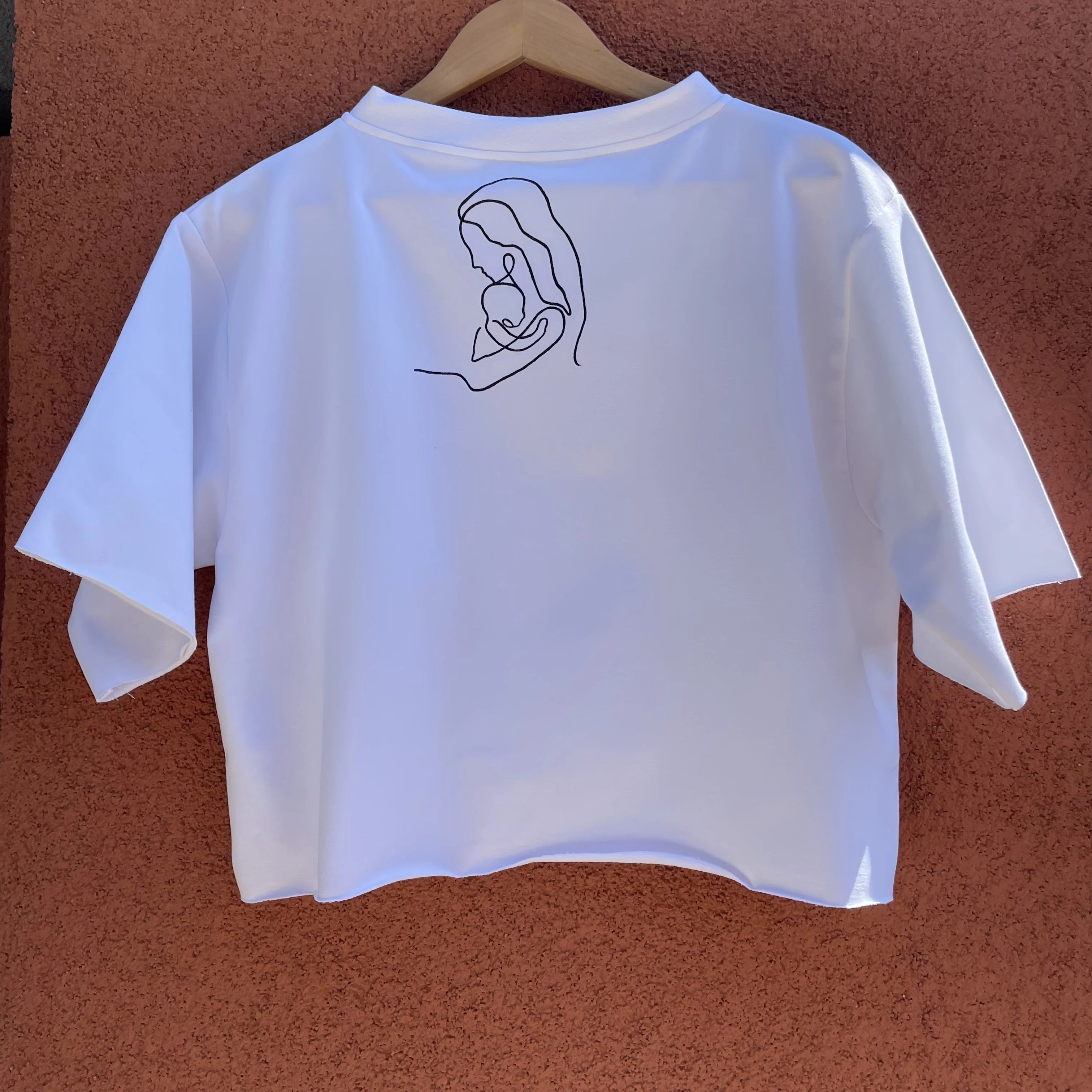 Poartă Artă - Tricou alb pictat manual imbratisare