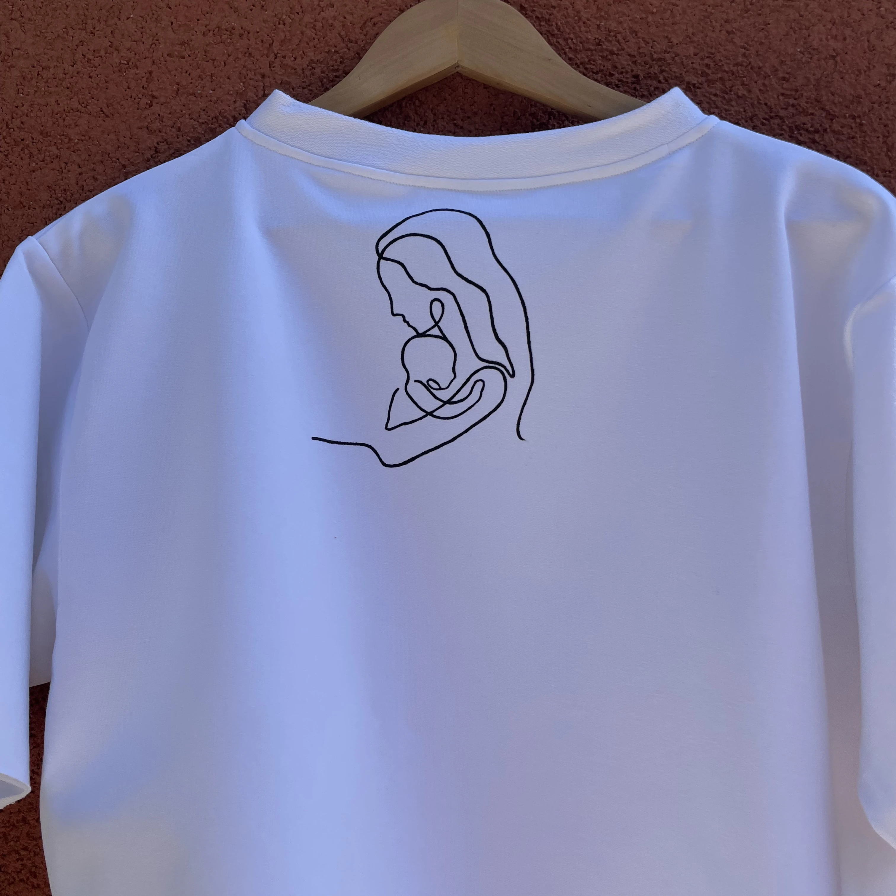 Tricou alb pictat manual imbratisare [1]