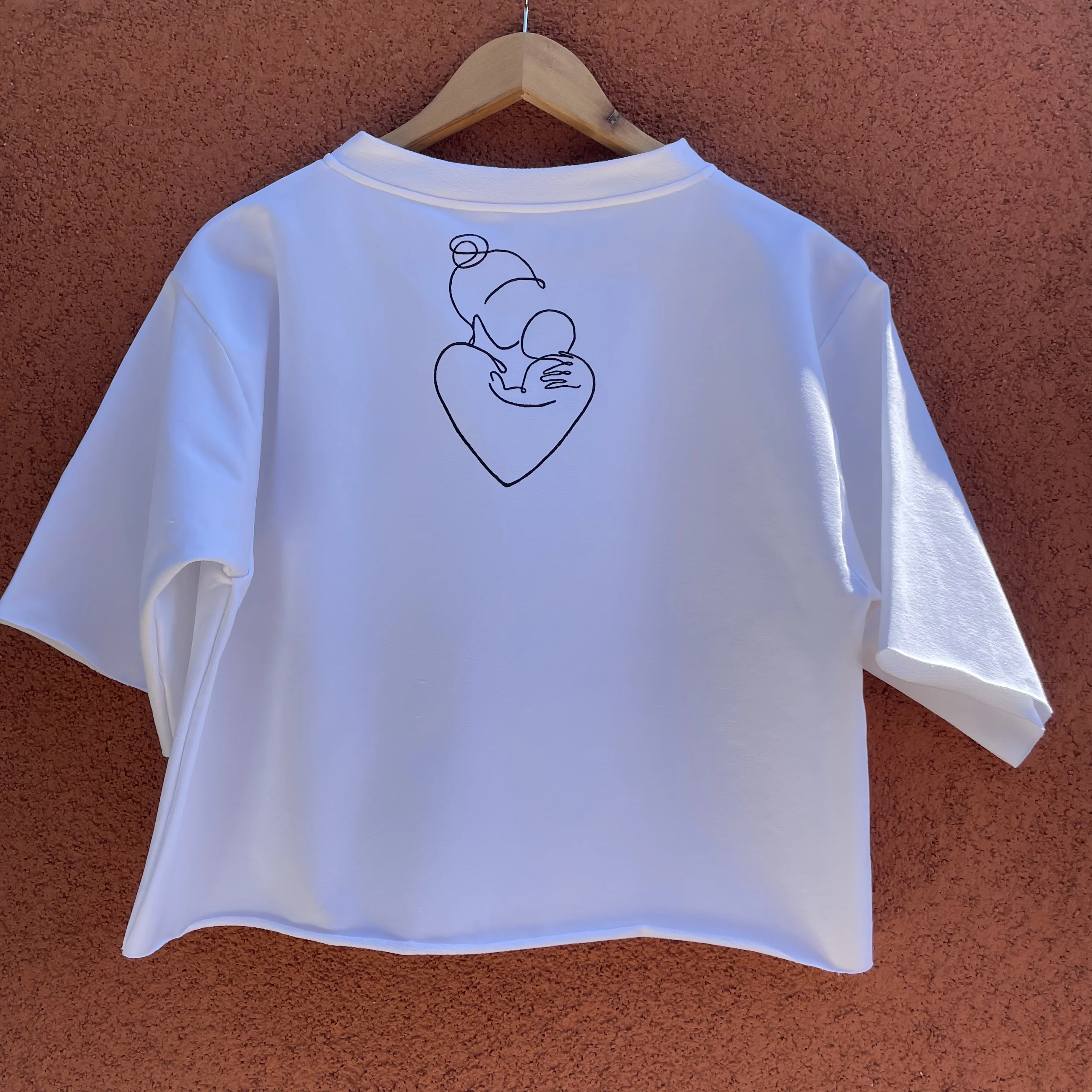 Poartă Artă - Tricou alb pictat manual inima imbratisata