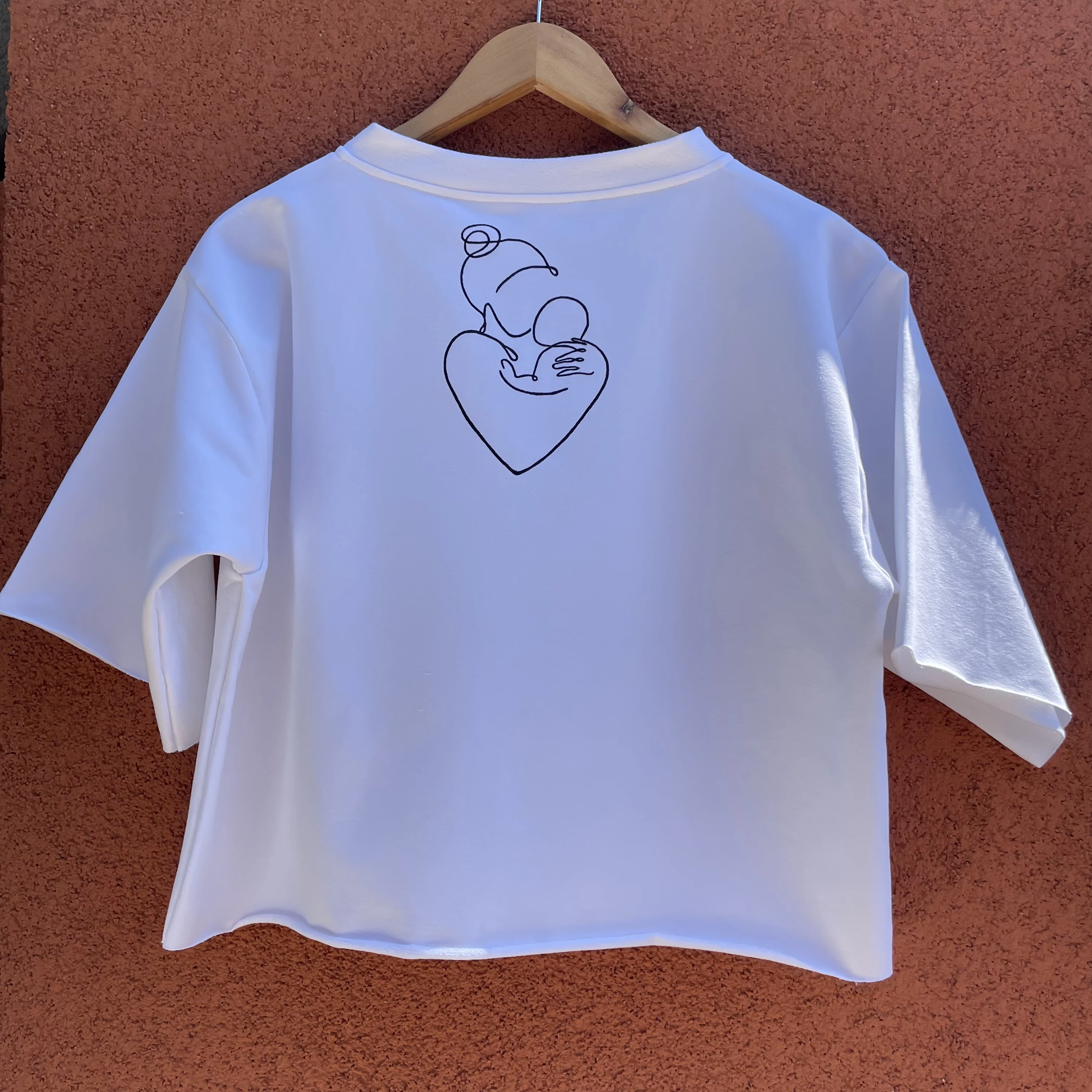 Tricou alb pictat manual inima imbratisata [4]