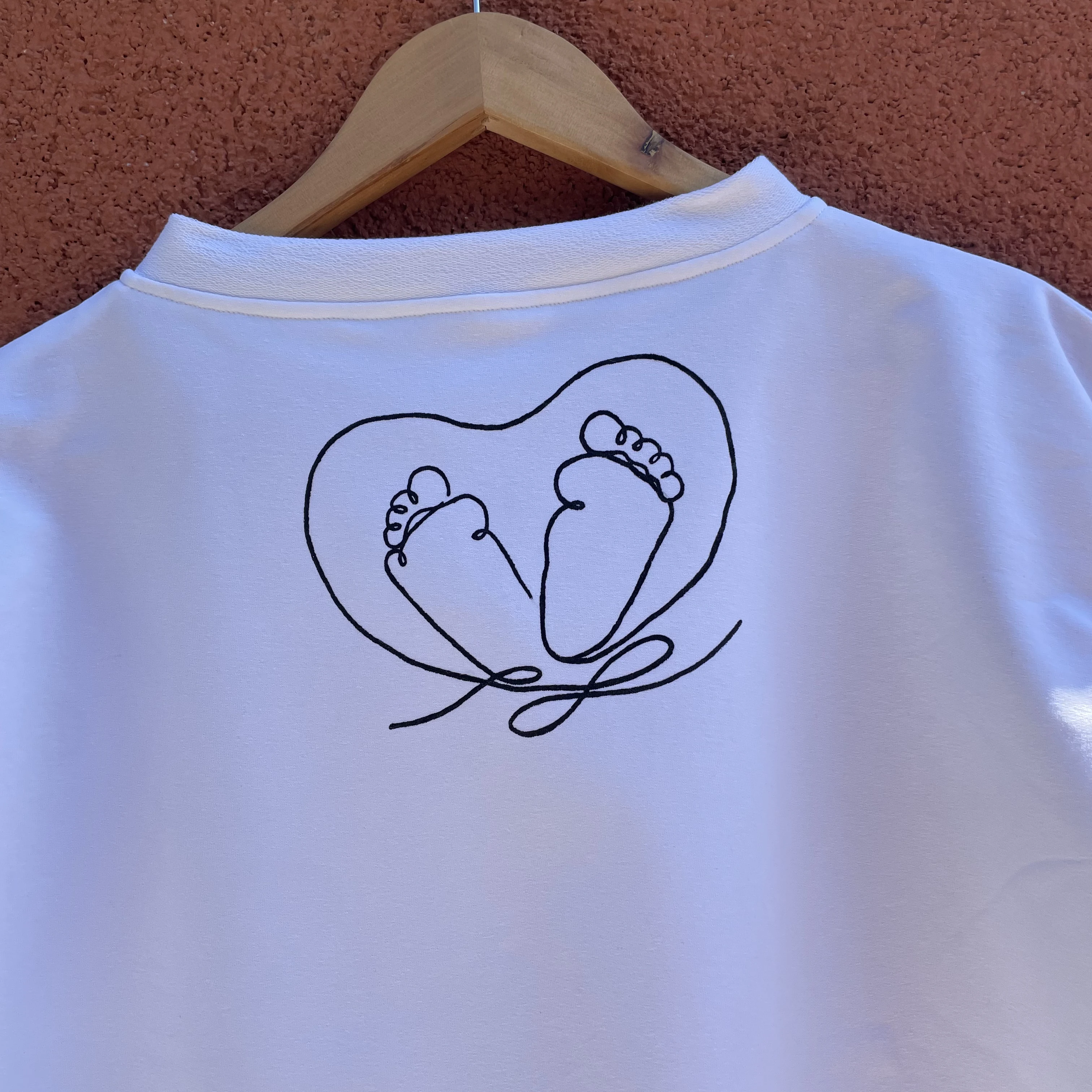 Tricou alb pictat manual picioruse [2]