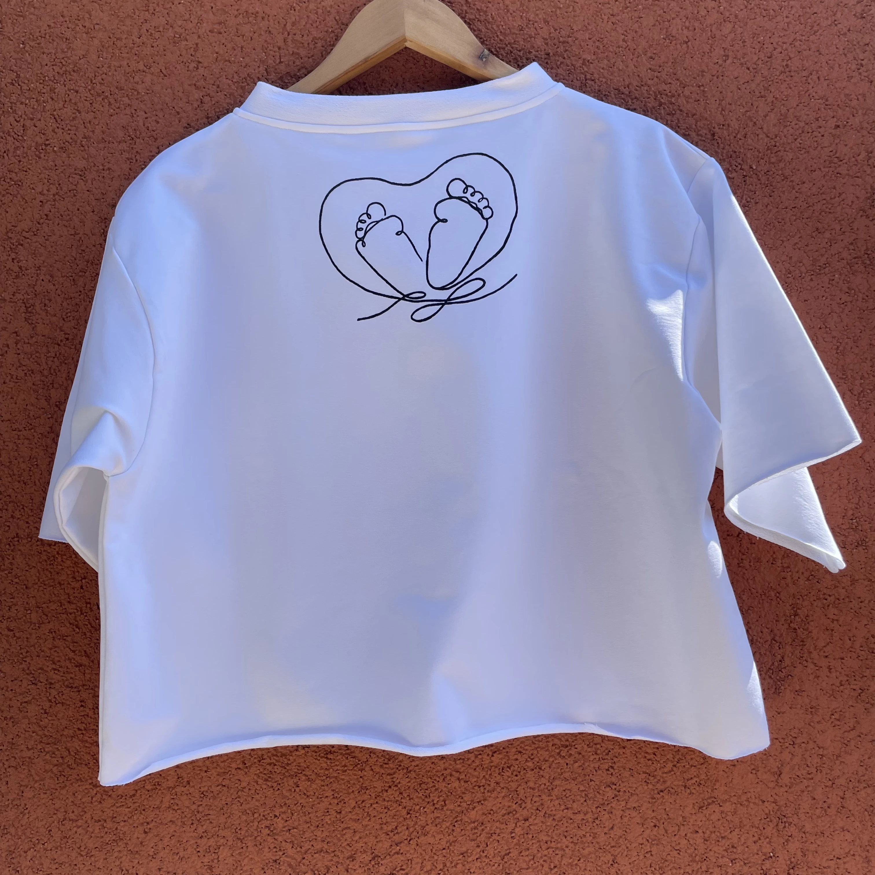 Poartă Artă - Tricou alb pictat manual picioruse