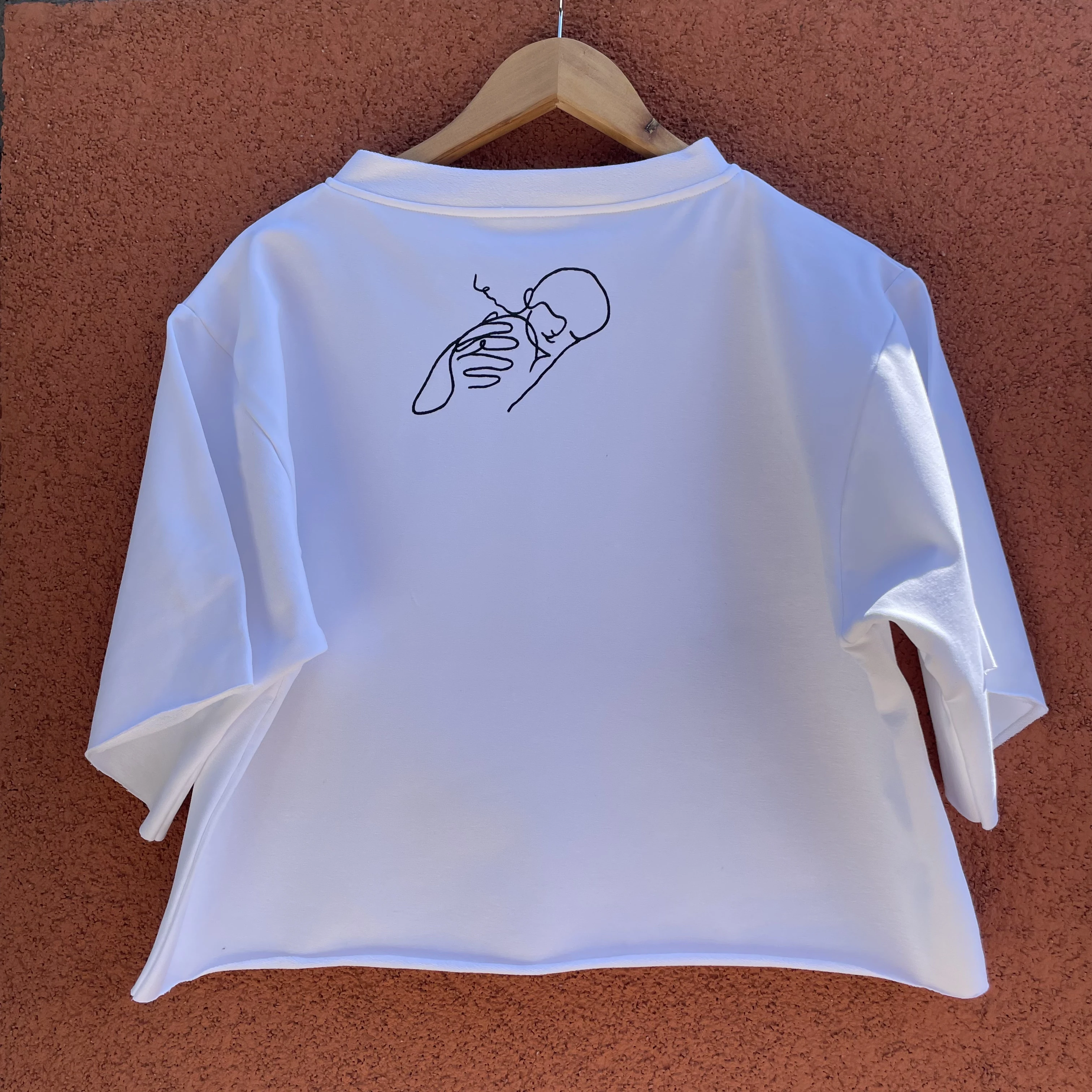 Poartă Artă - Tricou alb pictata manual bebe