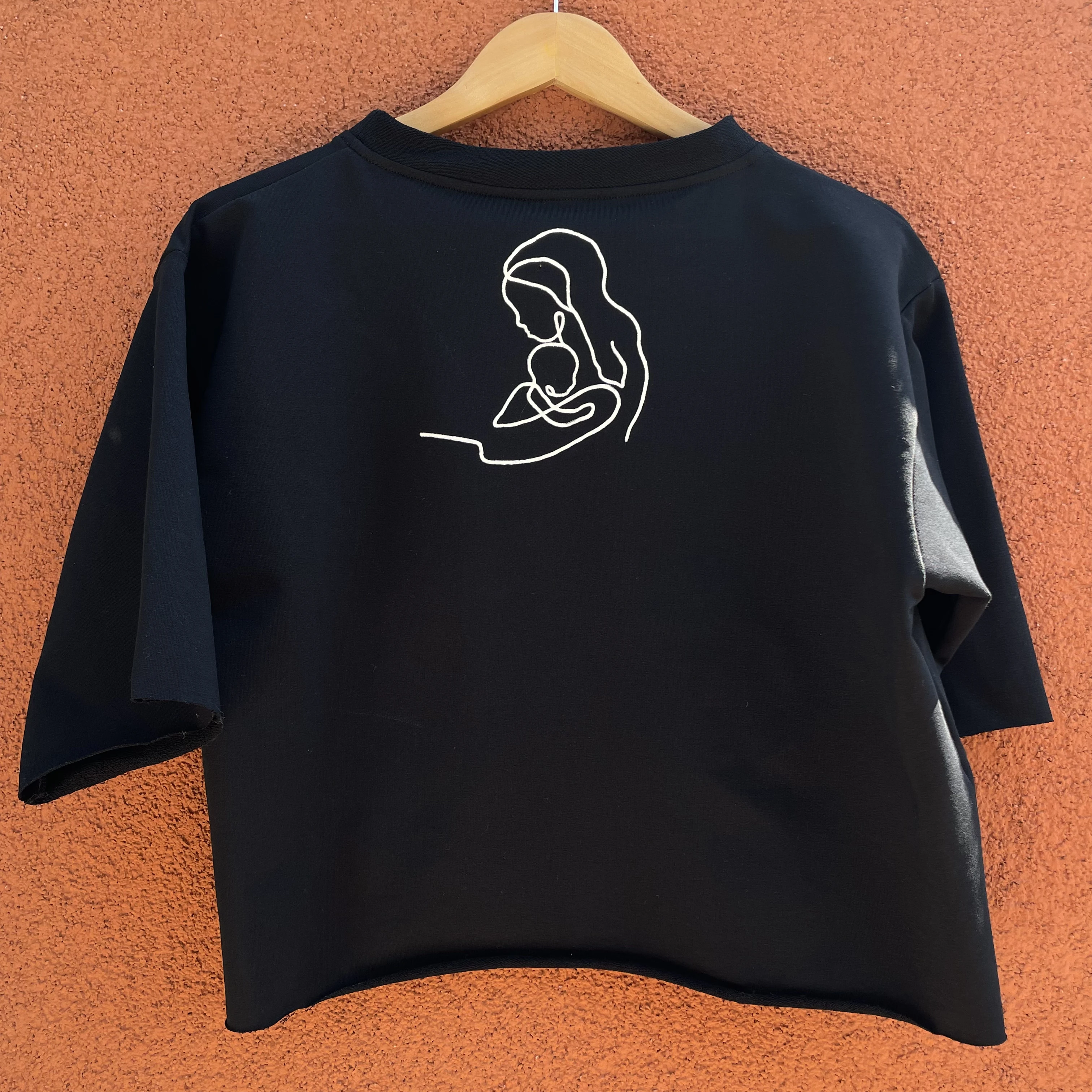 Tricou negru pictat manual imbratisare [3]