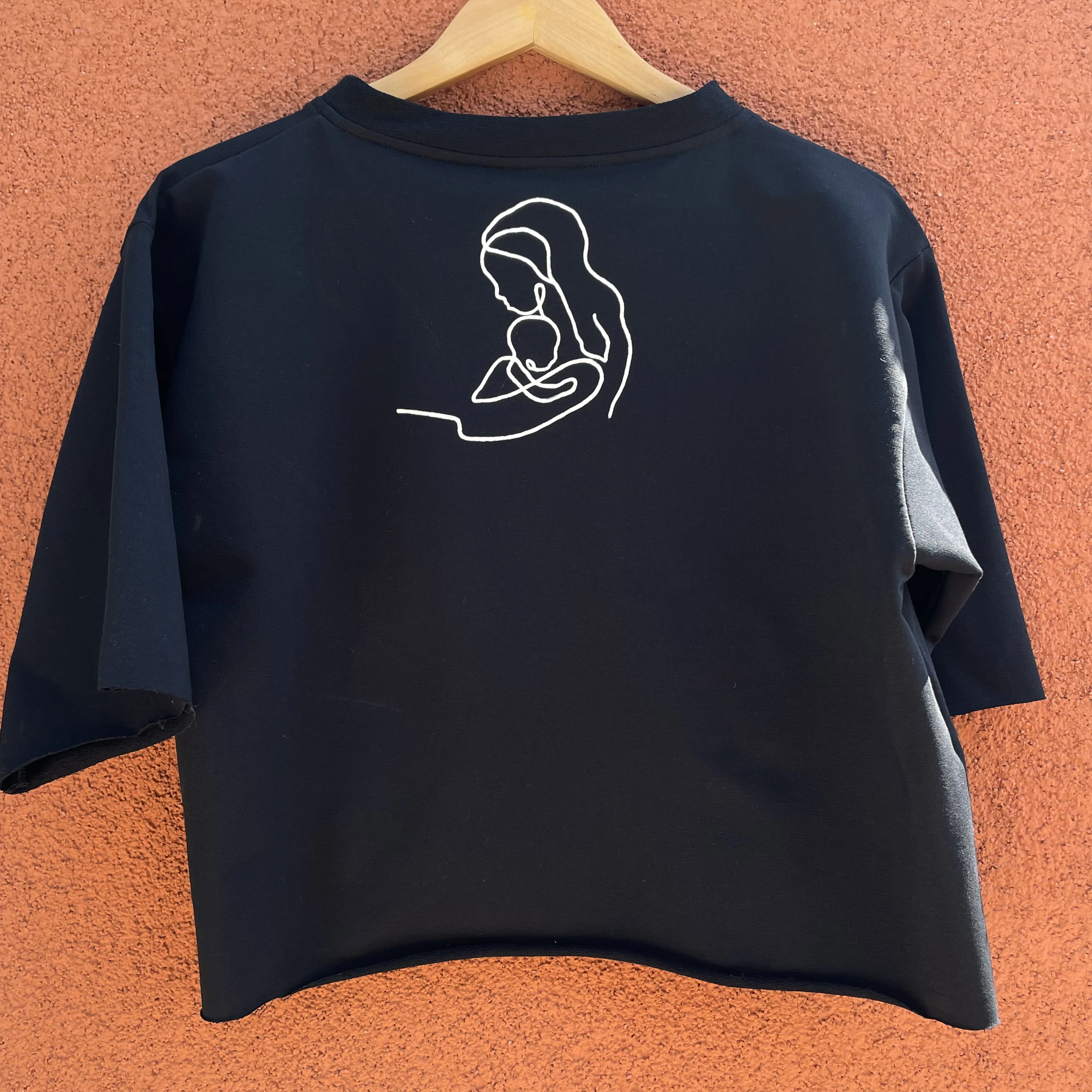 Poartă Artă - Tricou negru pictat manual imbratisare