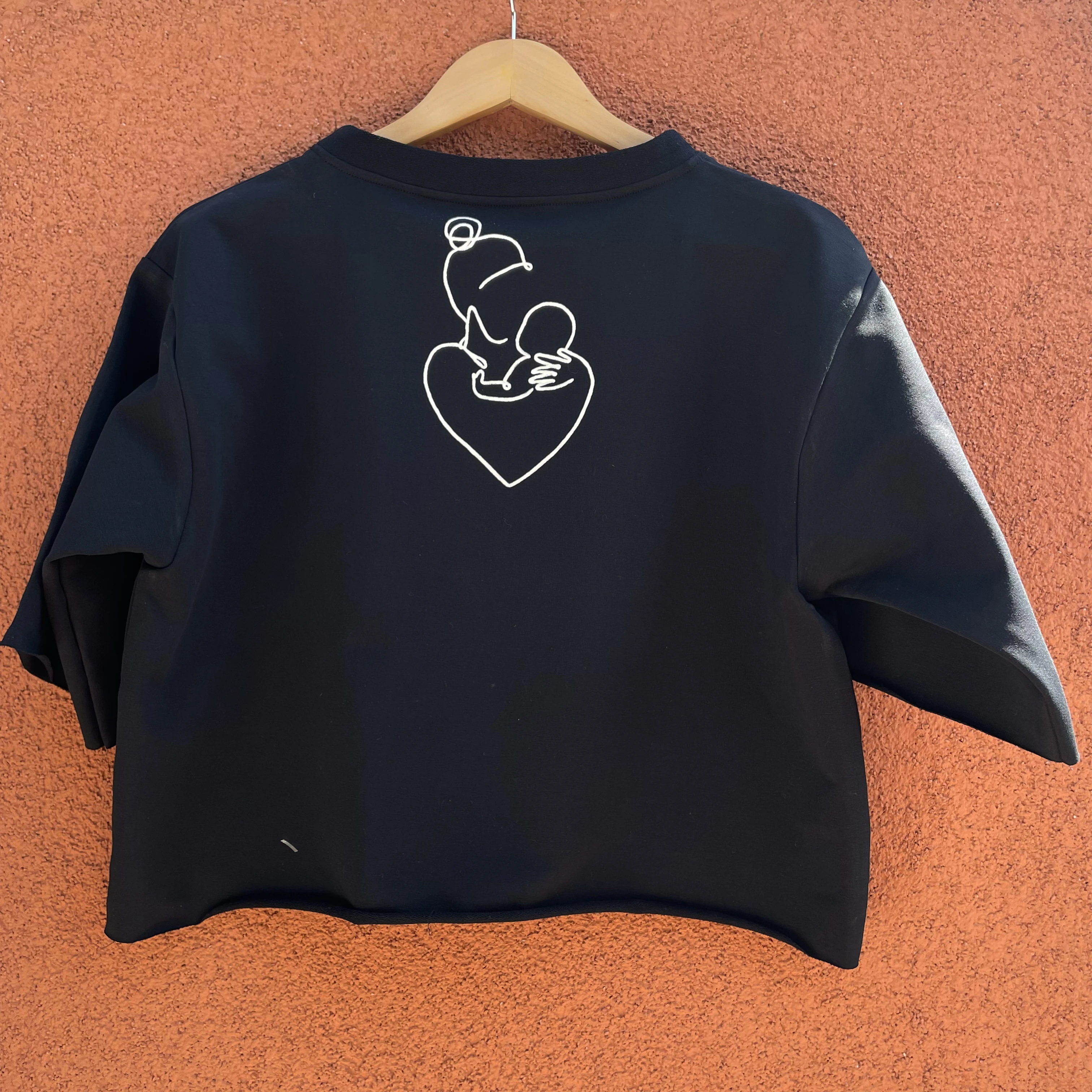 Tricou negru pictat manual inima imbratisata [4]