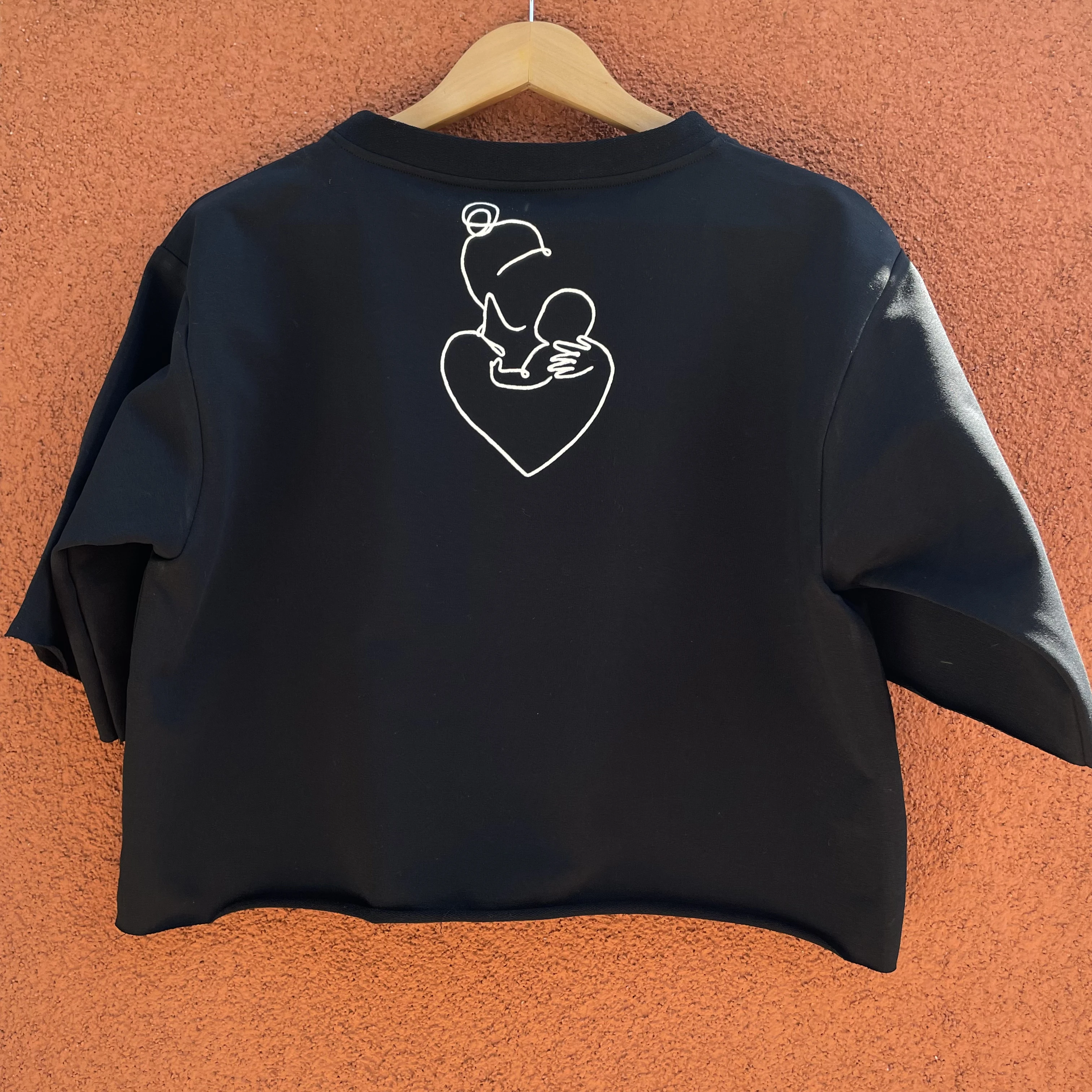 Poartă Artă - Tricou negru pictat manual inima imbratisata