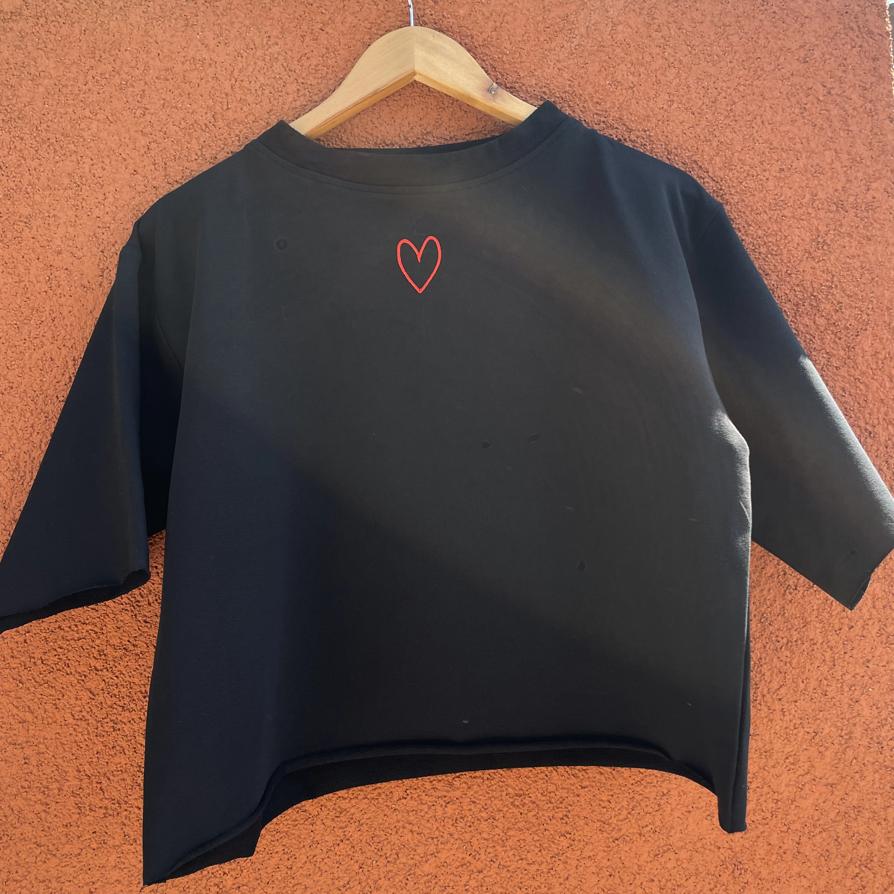 Tricou negru pictat manual inima imbratisata [3]