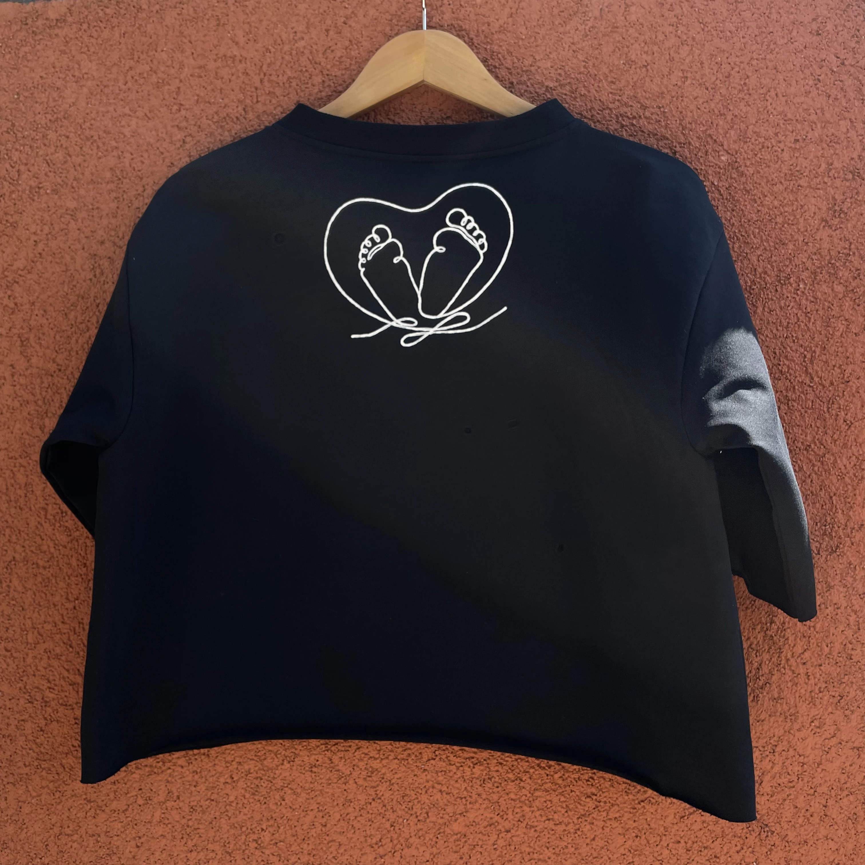 Tricou negru pictat manual picioruse [6]