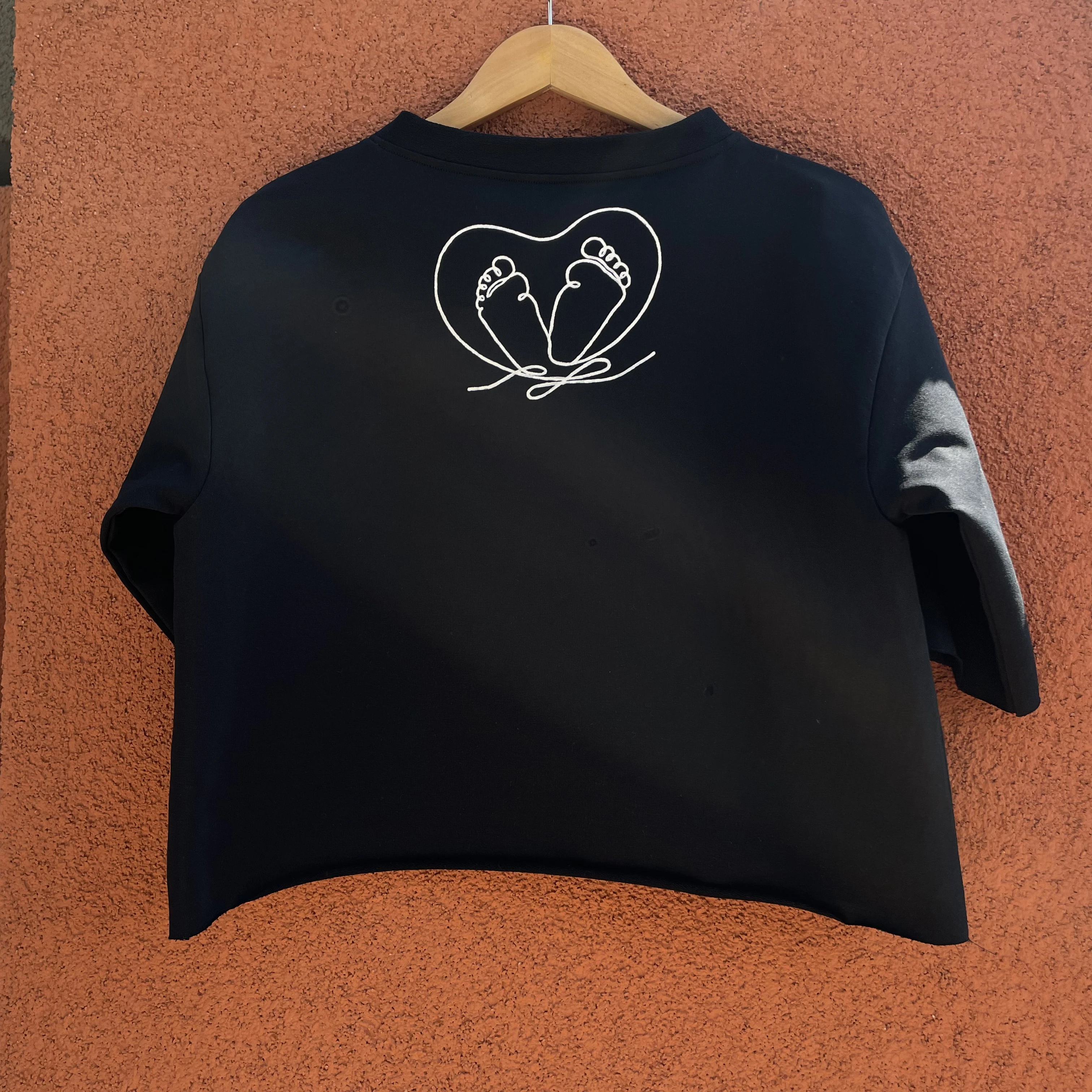 Poartă Artă - Tricou negru pictat manual picioruse