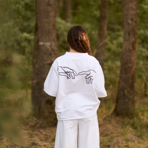 Poartă Artă - tricou pictat manual spate creatia lumii design minimalist oversized