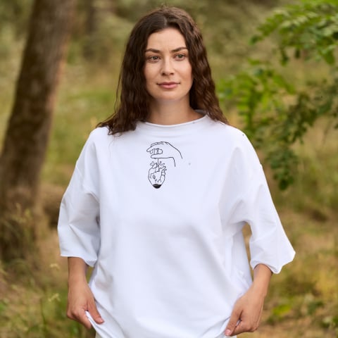 Poartă Artă - tricou pictat manual oversize inima mana fata