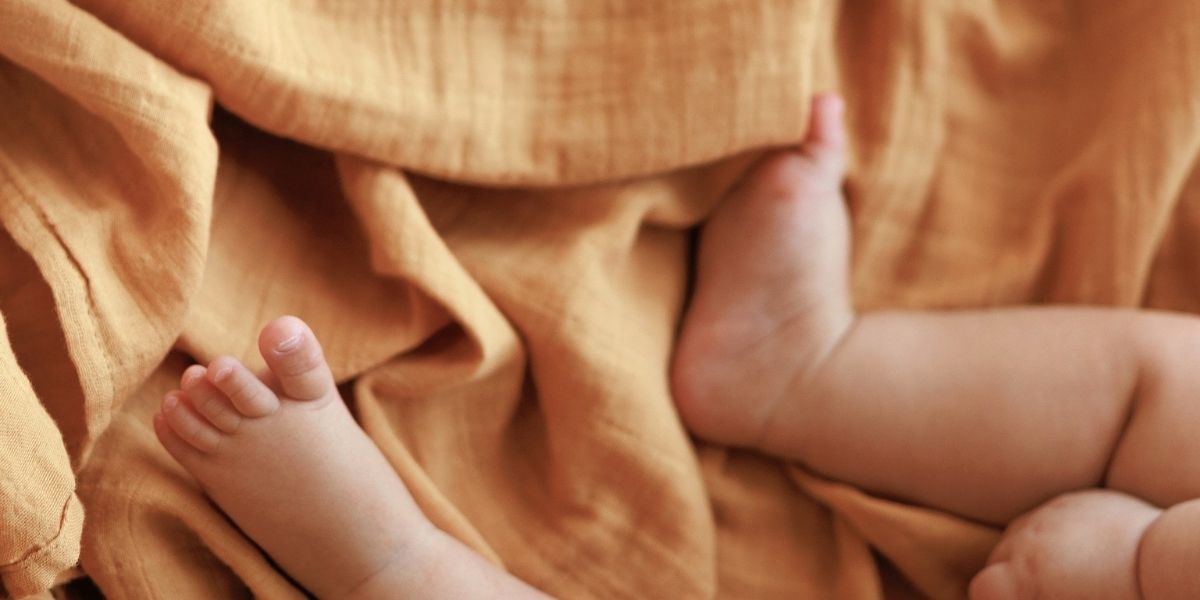 Primele luni cu bebe: cum creezi o rutina de somn blanda si predictibila