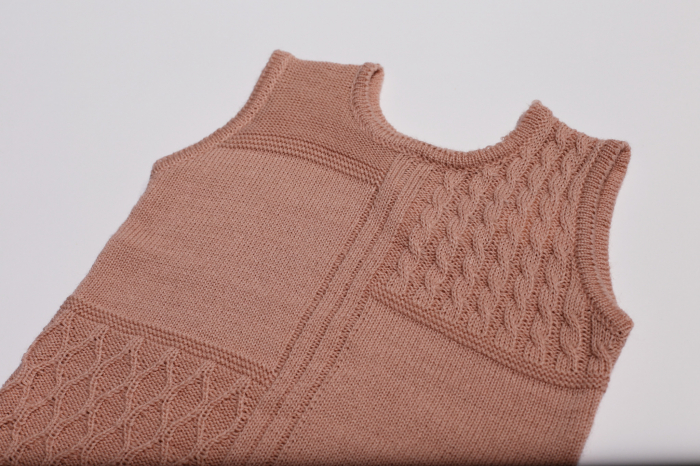 Rochița Ingrid Roz din lână merinos [4]