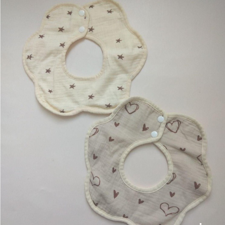 Baveta tip floare, din bumbac, pentru copii 0-12 luni, rezistenta la apa, cu capse, model cu inimioare, 26 x 29 cm, crem [2]