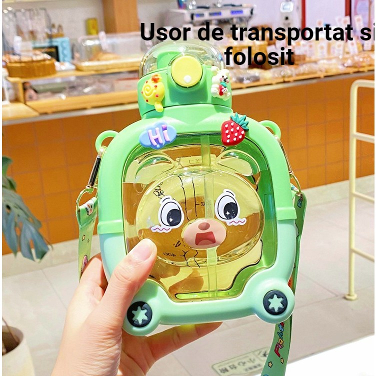 Sticla cu pai pentru copii, model ursulet, gradata, stickere aplicate, curea reglabila, din plastic rezistent la cadere, 1l, verde, 20 x 13 cm [2]