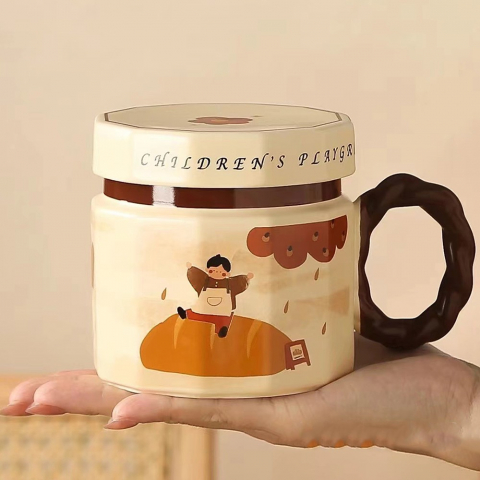 Cana din ceramica, cana pentru cafea, ceai, cana universala, unisex, cana cu capac, 9 x 8 x 8 cm, 400 ml, model baietel bej [1]