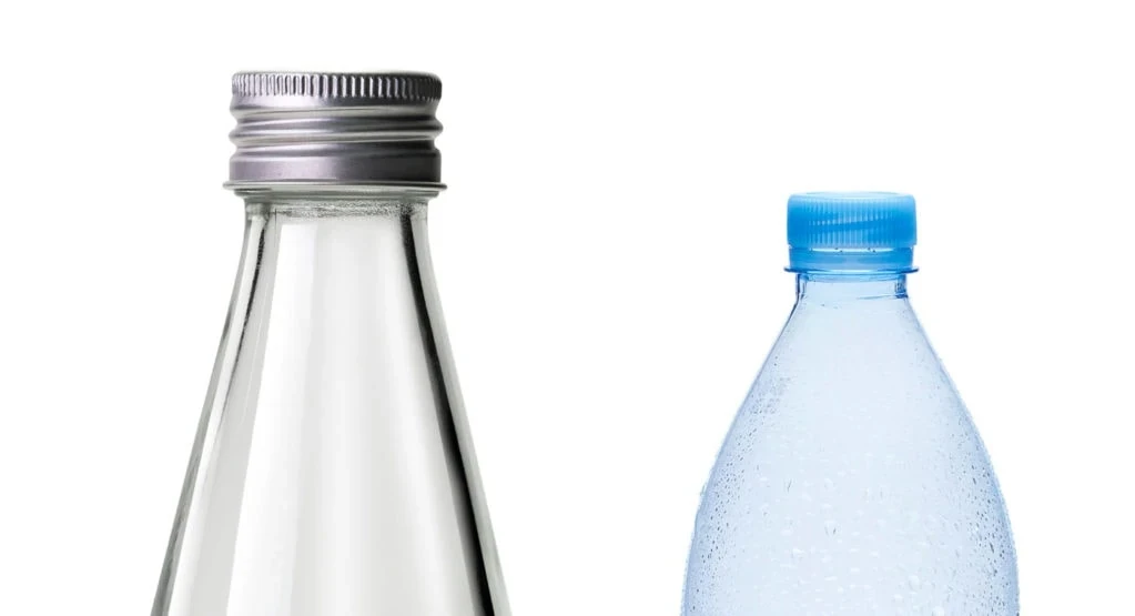 Sticla sau plastic? Care este mai bun pentru mediu?