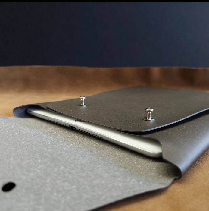 Husa plic iPad 9"-10" din piele naturala reciclata, negru, pictata [5]