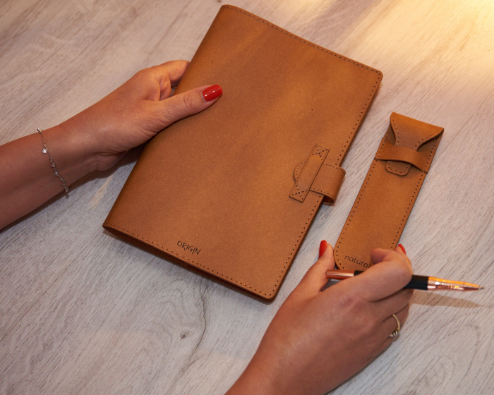 Set elegant maro - agenda cu husa , toc asortat din piele naturala reciclata si pix [5]