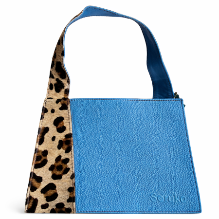 Luna Iubirii - Geantă de mână Soruka albastră cu animal print și mâner superior, purtată elegant.
