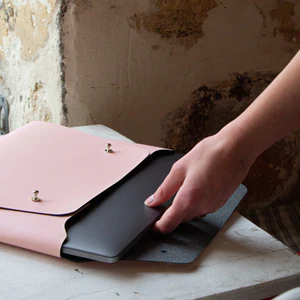 Husa plic MacBook 13'' din piele naturala reciclata, roz pudra [5]