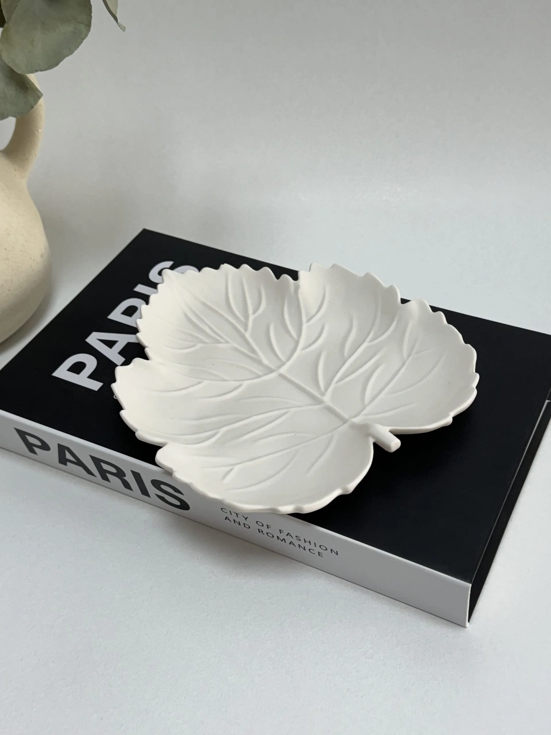 All Boutique - Decoratiune dii praf ceramic, rasina pe baza de apa, culoare alb, forma Frunza