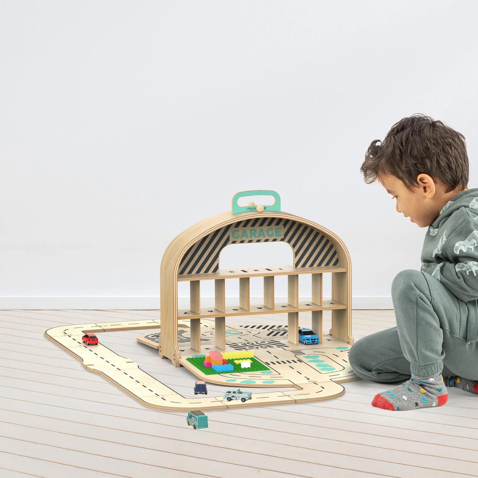 garaj-portabil-montessori-pentru-masinute-carry-park-mamatoyz [2]
