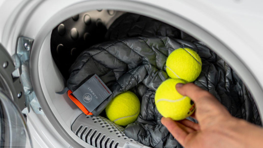 spalare geaca puf cu mingi de tenis