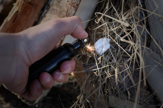 Capsula depozitare cu cremene si accesorii aprins foc Coghlans Flint Wheel [5]