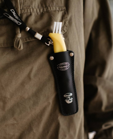 Cutit pentru ciuperci Marttiini cu agatatoare si teaca piele, lama 65 mm [1]