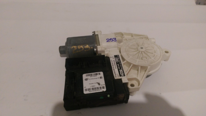 Motoras macara fata dreapta pentru Audi A3 8P, cod 8P0959802H   ,   05074636 [1]