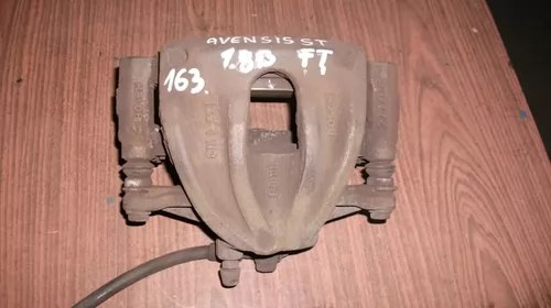 Alte piese de directie - Etrier Fata Stanga pentru Toyota Avensis T250, motorizare 1.8 Benzina