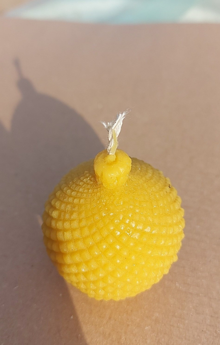 Lumanare din ceara de albine in forma de glob de brad [2]