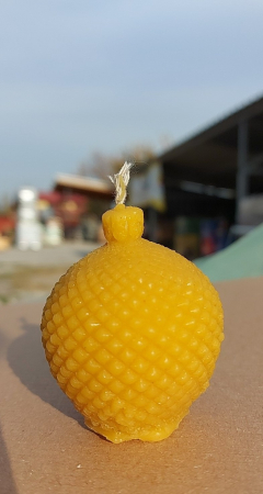 ***Produse pentru toata lumea - Lumanare din ceara de albine in forma de glob de brad