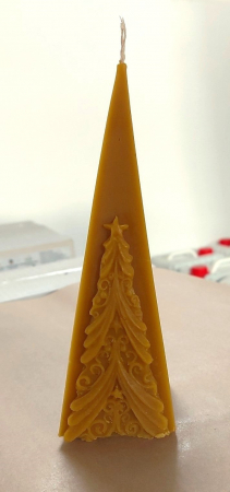 ***Produse pentru toata lumea - Lumanare din ceara de albine in forma de piramida cu model de brad pe o singura fata