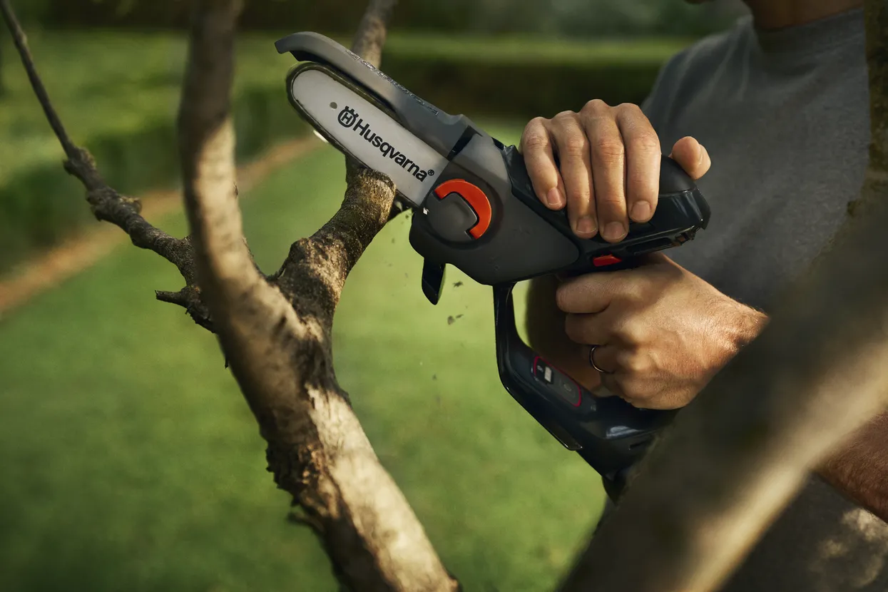 Ferăstrau pentru crengi Husqvarna Aspire™ P5-P4A cu acumulator și încărcător incluse [3]