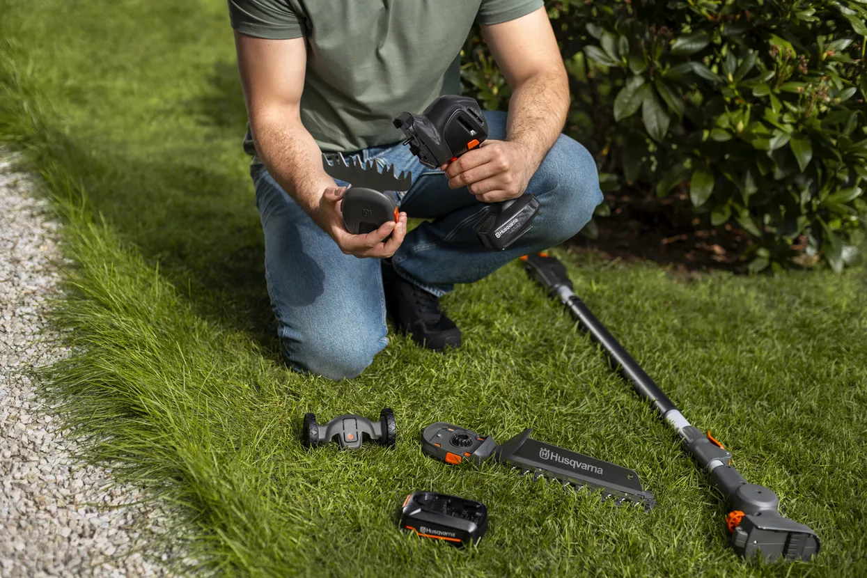 Set motounealta pentru tuns gard viu si gazon Husqvarna Aspire™ S20-P4A + Aspire™ tijă prelungire-P4A cu acumulator și încărcător incluse [6]