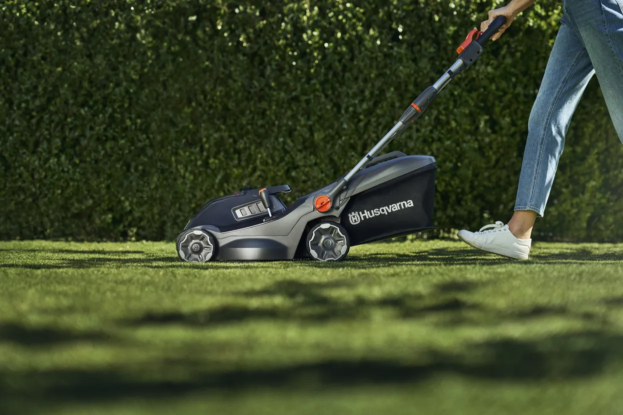 Mașina de tuns gazon pe acumulatori Husqvarna Aspire™ LC34-P4A cu acumulator și încărcător incluse [5]