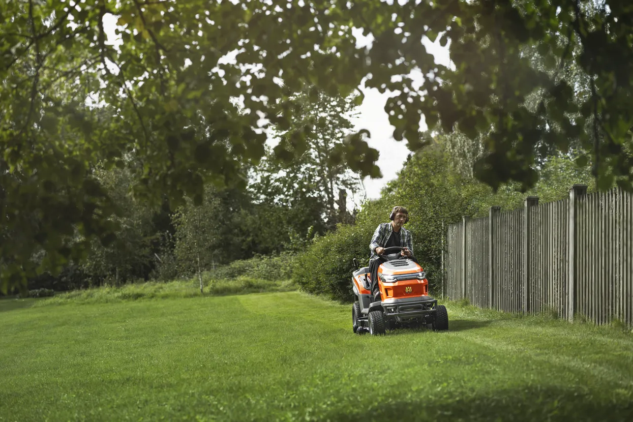 Tractor Tuns Gazon Husqvarna TC 220T [4]