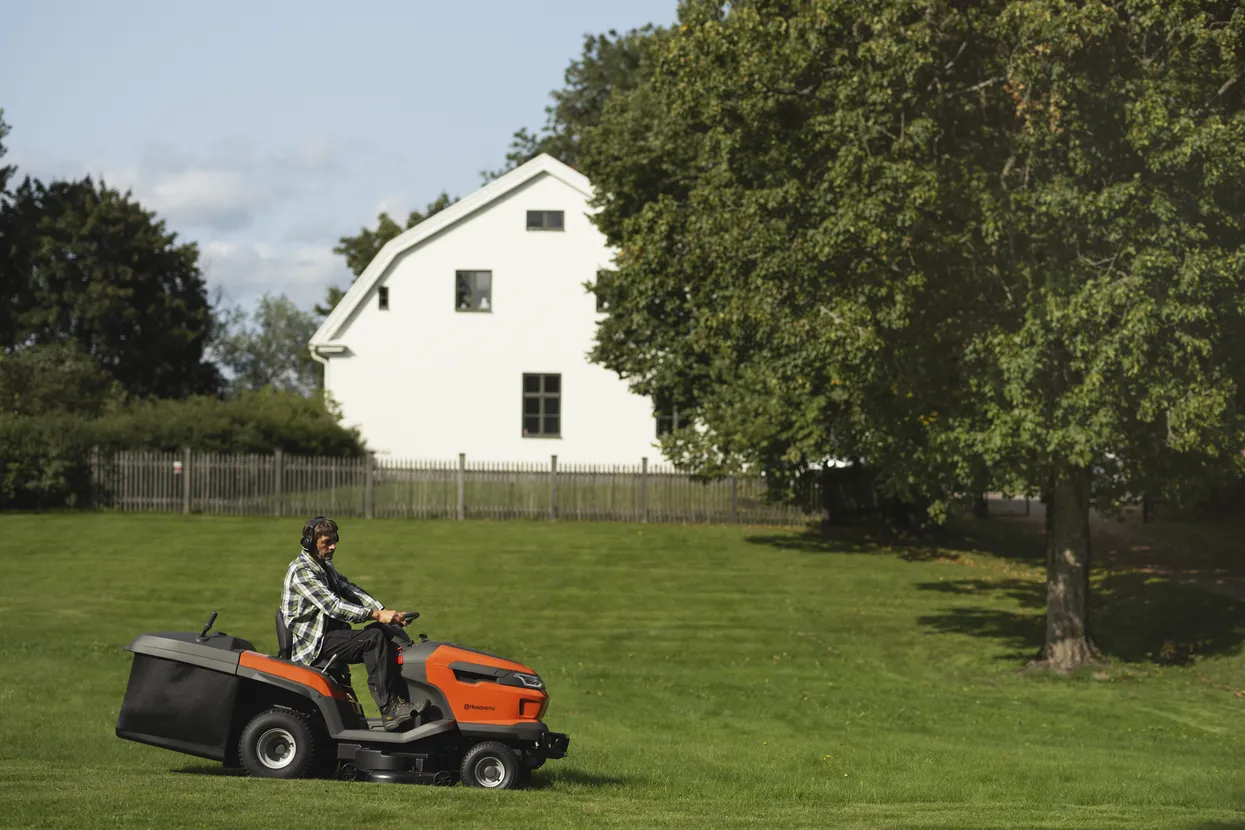 Tractor Tuns Gazon Husqvarna TC 220T [2]