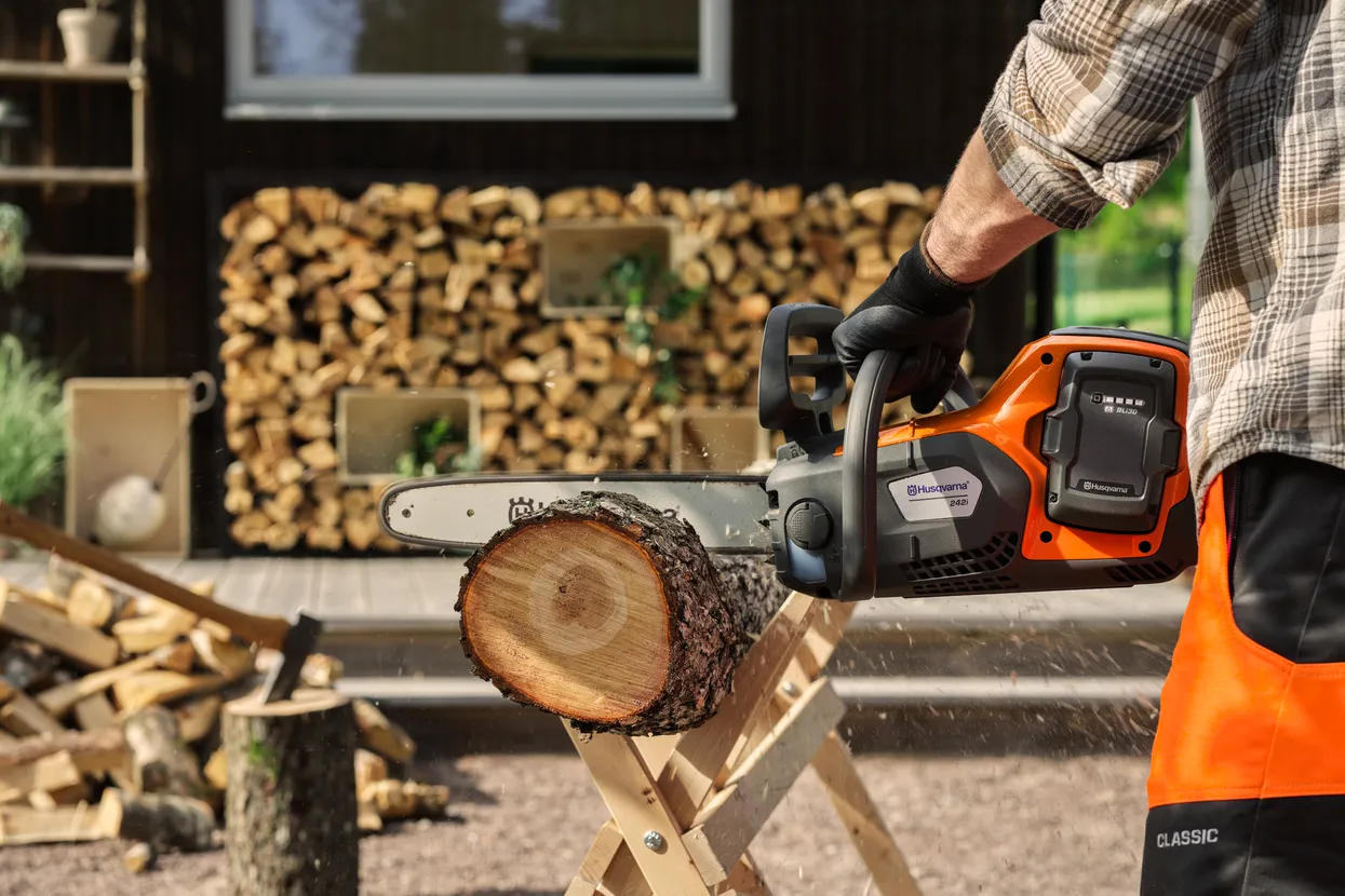 Motoferastrau cu Baterie Husqvarna 242i (cu acumulator și încărcător incluse) [4]